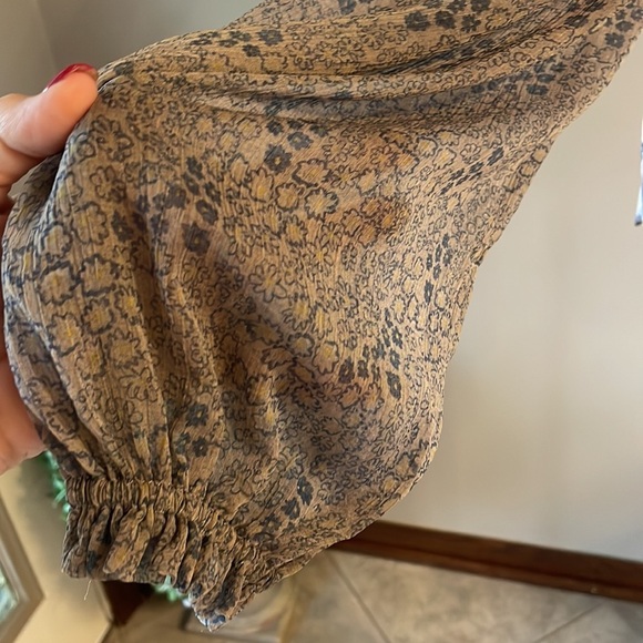 Free People Oversized boho style floral semi sheer blouse. Neutral colors XS - Picture 8 of 14